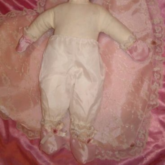 Sleeping Ceramic Baby Doll Dolly In Pink Gown Booties And Mittens Heart Pillow - Picture 7 of 8